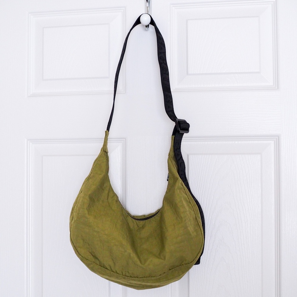 BAGGU Medium Crescent Bag in Olive